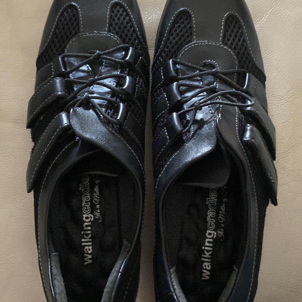 Walking Crandles black size 8/1/2 made in Brazil  is narrow